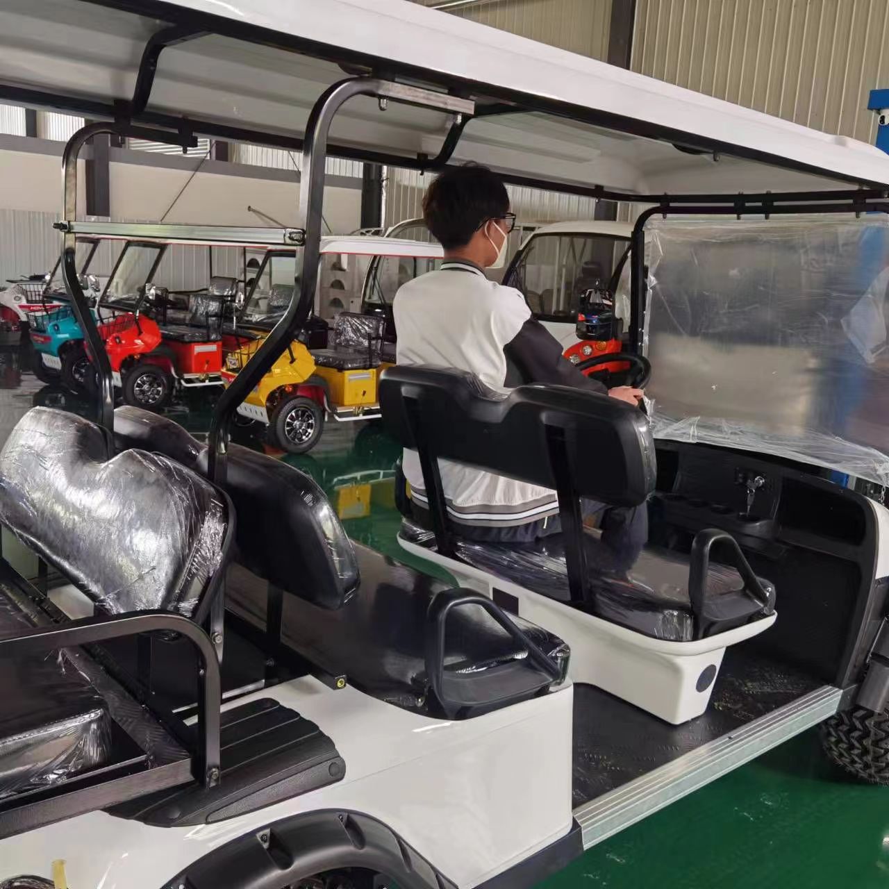 Type A 6-seater golf cart, stylish appearance, super long lithium batte.