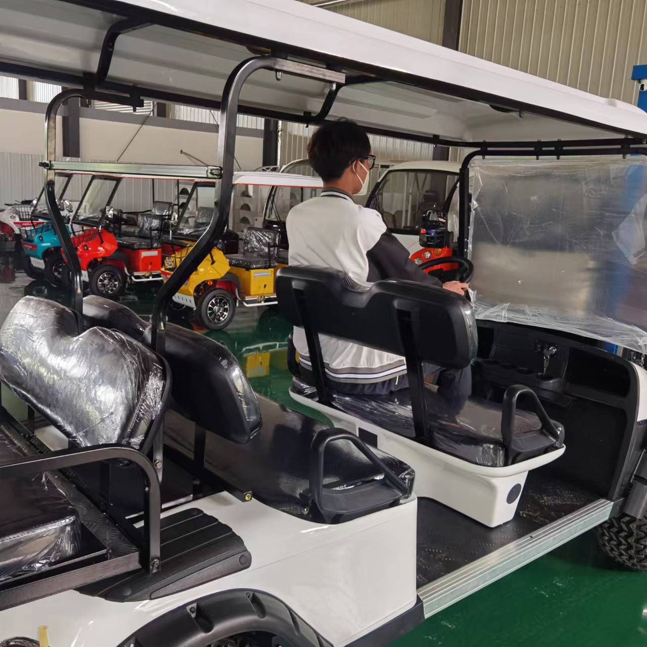 Type A 6-seater golf cart, stylish appearance, super long lithium batte.