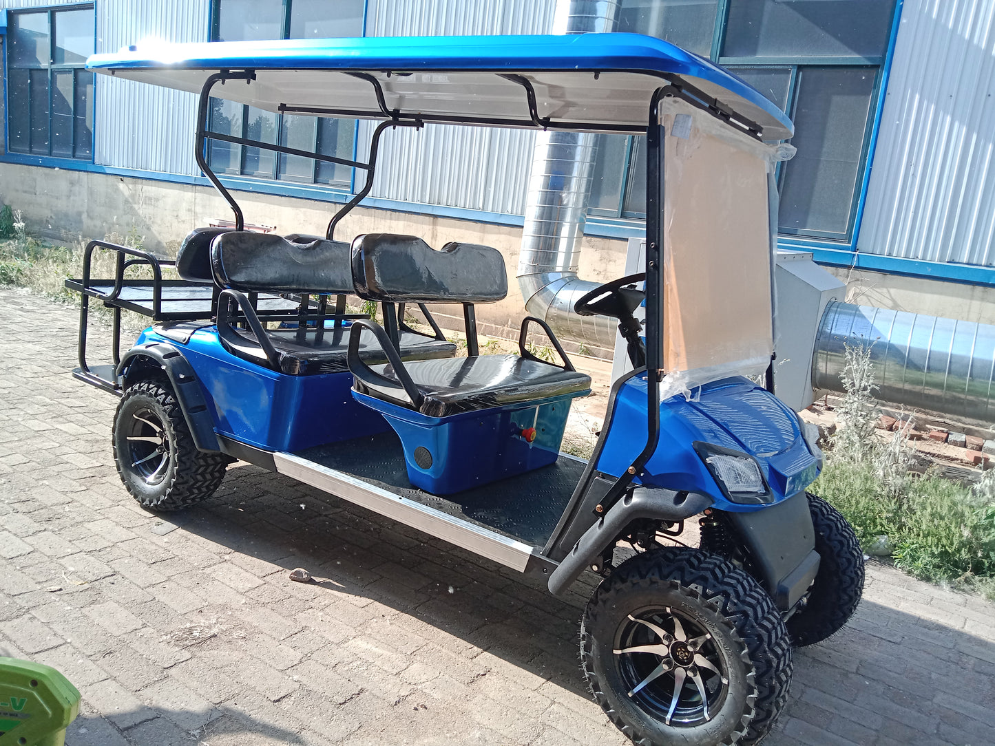 Type A 6-seater golf cart, stylish appearance, super long lithium batte.