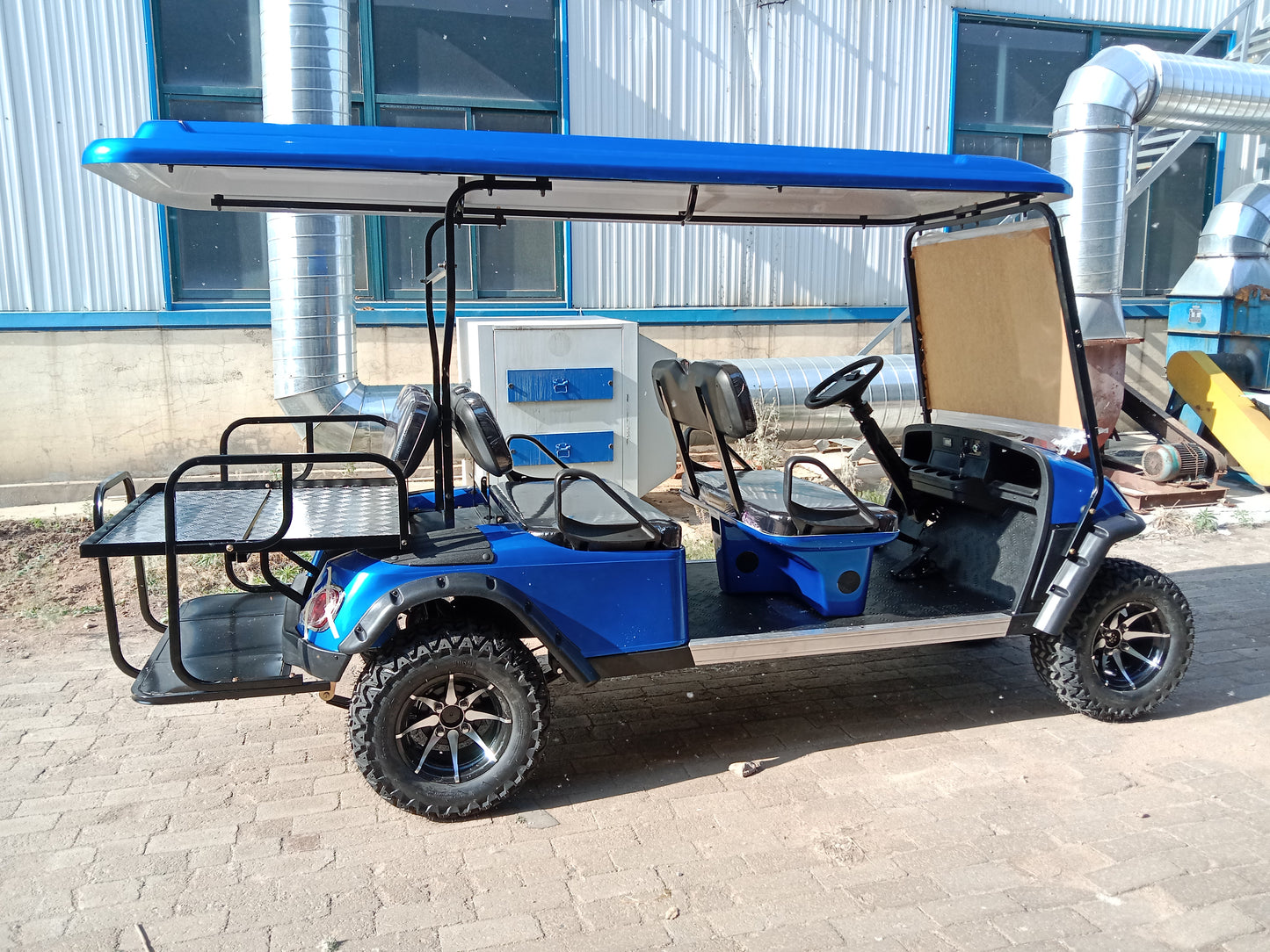 Type A 6-seater golf cart, stylish appearance, super long lithium batte.