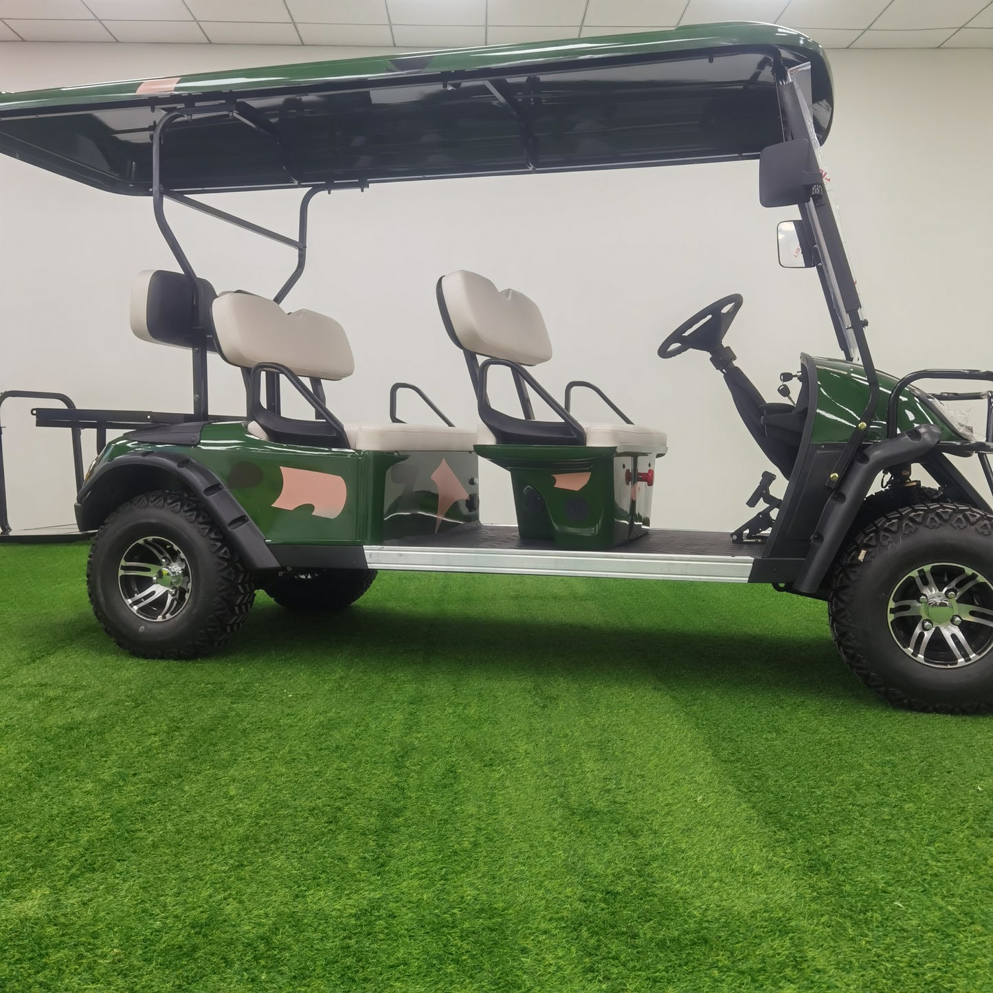 Type A 6-seater golf cart, stylish appearance, super long lithium batte.