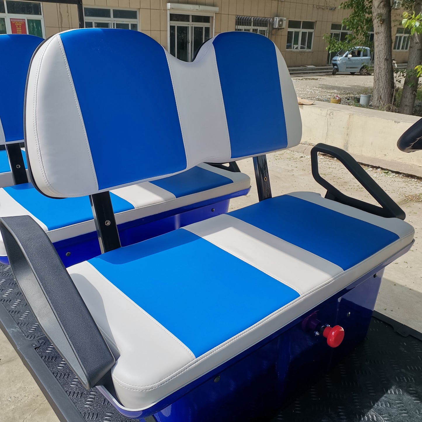 Type B 6-seater golf cart, stylish appearance, super long lithium batte.